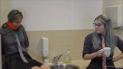 அடிமையாகி / கட்டப்பட்டு வாயை மூடுகிறாள் / துன்பத்தில் இருக்கும் பெண்